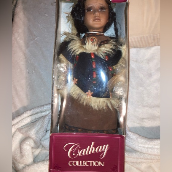Cathay Collection Native American doll with brown eyes - Picture 2 of 2